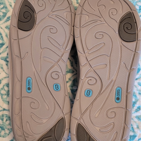 NWOB Womens BZEES mules in light gray/ lavender. Size 10 - Picture 3 of 5